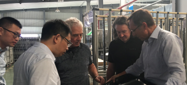 SMP集團(tuán)德國(guó)技術(shù)專家來(lái)我司對(duì)模具及汽車門板總成技術(shù)交流和指導(dǎo)